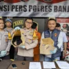 Polisi Bongkar Kasus Prostitusi Online di Kota Banjar, Sepasang Kekasih Jadi Mucikari Kapolres Banjar AKBP Danny Yulianto menunjukkan barang bukti pakaian dalam milik para korban yang diperdagangkan dalam praktik prostitusi online. (Cecep Herdi/ Jabar Ekspres)