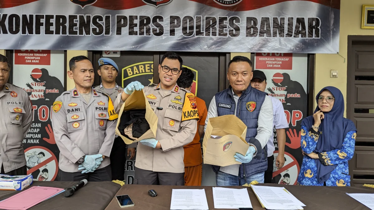 Polisi Bongkar Kasus Prostitusi Online di Kota Banjar, Sepasang Kekasih Jadi Mucikari Kapolres Banjar AKBP Danny Yulianto menunjukkan barang bukti pakaian dalam milik para korban yang diperdagangkan dalam praktik prostitusi online. (Cecep Herdi/ Jabar Ekspres)