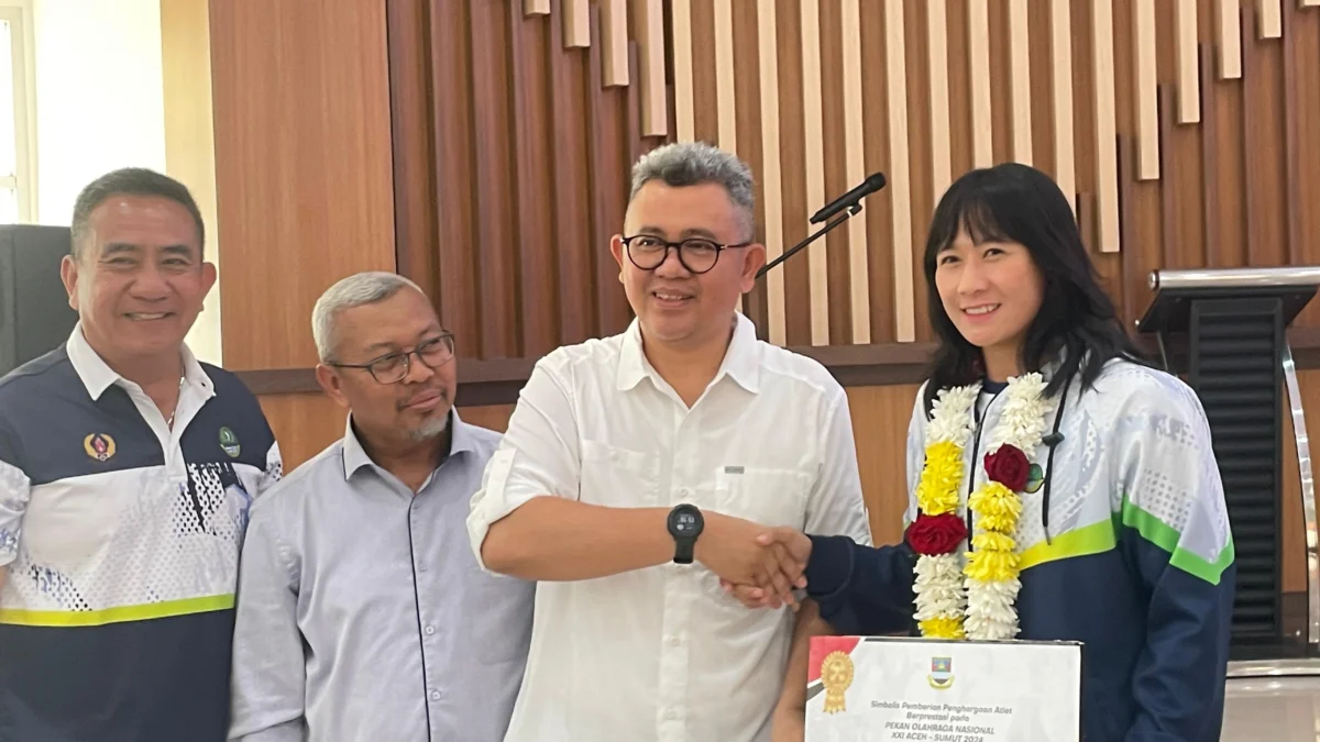 Perolehan Medali Kontingen Bandung Barat Meningkat, Ade Zakir Janji Pembayaran Bonus Atlet Tak Dicicil Pj Bupati Bandung Barat, Ade Zakir saat memberikan bonus kepada atlet yang berprestasi di PON XXI Aceh-Sumut di BPPMP, Desa Laksanamekar, Kecamatan Padalarang. Kamis (17/10). Dok Jabar Ekspres