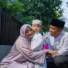 Calon Wali Kota Nomor Urut 1, Sendi Fardiansyah bersama istrinya, Chalida Zulfia dan anaknya Zyandru. (Yudha Prananda / Jabar Ekspres)