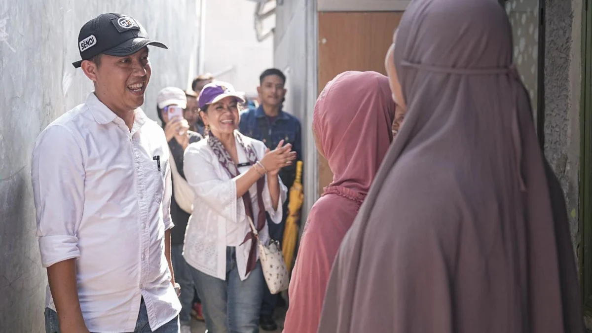 Sendi Fardiansyah - Melli Darsa Siapkan Solusi Konkret Atasi Banjir Kiriman di Kota Bogor Pasangan Calon Wali Kota dan Wakil Wali Kota Bogor, Sendi Fardiansyah dan Melli Darsa saat menyapa warga. (Yudha Prananda / Jabar Ekspres)