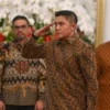 Mayor Teddy Indra Wijaya (kedua kanan) memberikan hormat kepada Presiden Prabowo saat pengumuman jajaran menteri Kabinet Merah Putih di Istana Merdeka, Jakarta, Minggu (20/10). (foto/ANTARA)