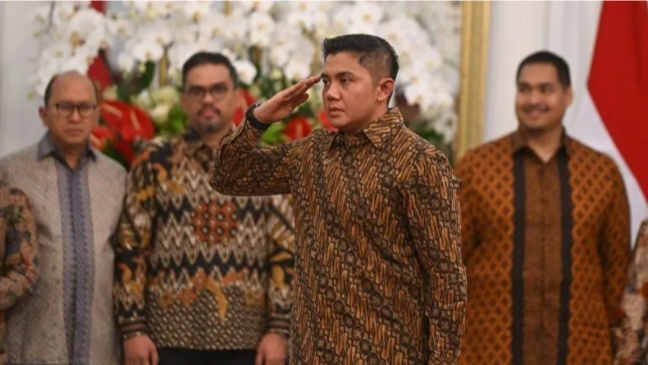 Mayor Teddy Ditunjuk Prabowo sebagai Sekretaris Kabinet Mayor Teddy Indra Wijaya (kedua kanan) memberikan hormat kepada Presiden Prabowo saat pengumuman jajaran menteri Kabinet Merah Putih di Istana Merdeka, Jakarta, Minggu (20/10). (foto/ANTARA)