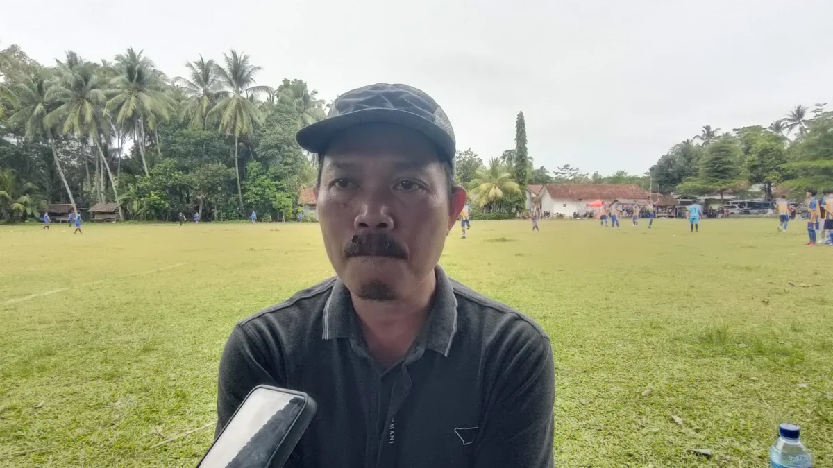 Trisno Kepala Dinas Sosial Pemberdayaan Masyarakat dan Desa Kabupaten Pangandaran saat memberikan keterangan belum lama ini. (Cecep Herdi/Jabar Ekspres)