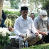Calon Bupati Bandung Barat, Edi Rusyandi saat nyekar ke makam salah satu pendiri KBB Endang Anwar. Dok Jabar Ekspres