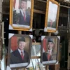 Penjual pigura foto Presiden dan Wakil Presiden Prabowo Subianto dan Gibran Rakabuming Raka di Soreang, Selasa (22/10). (Agi / Jabar Ekspres)