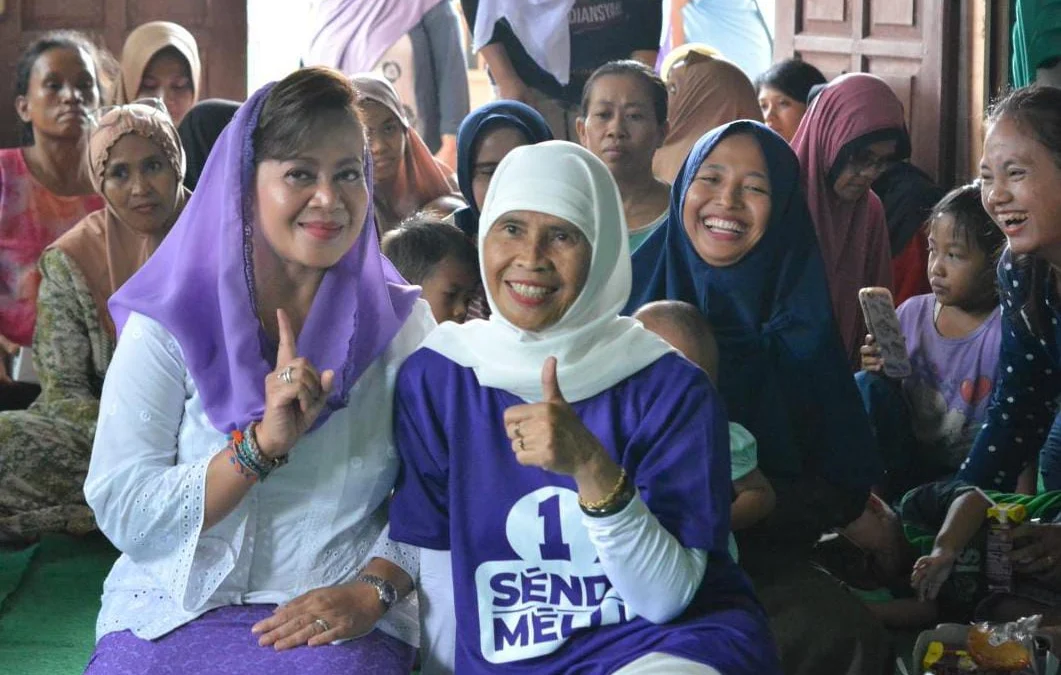 Calon Wakil Wali Kota Bogor, Nomor Urut 1, Melli Darsa (Kiri) bersama warga. (Yudha Prananda / Jabar Ekspres)