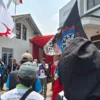 Ratusan buruh yang tergabung dalam enam serikat pekerja Bandung Barat melakukam aksi unjuk rasa di depan kantor Bawaslu KBB. Selasa (22/19). Dok Jabar Ekspres