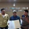 Ketua KPU Kota Bandung, Khoirul Anam (tengah). Dirinya memaparkan hasil pleno penetapan paslon Pilkada 2024, di kantornya, beberapa waktu lalu.