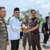 Kasi Intel Kejaksaan Negeri Ciamis Arief Gunadi memberikan bingkisan dan atiker anti korupsi kepada salah satu warga Ciamis, di sekitar Alun Alum Ciamis, Jawa Barat, Selasa 22 Oktober 2024. (Cecep Herdi/Jabar Ekspres)