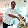 Cawalkot Haru Suandharu saat melihat produksi Cilok Denok, Rabu (23/10).