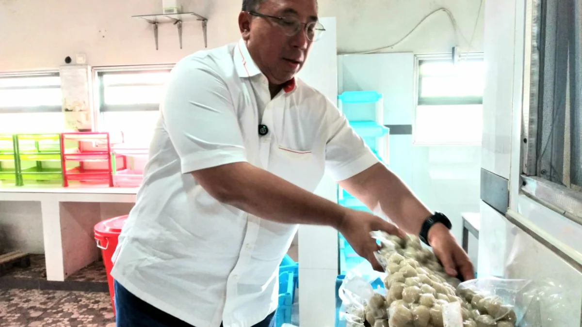 Mampir ke Cilok Denok, Haru Suandharu Janji Permudah Modal Usaha bagi UMKM Cawalkot Haru Suandharu saat melihat produksi Cilok Denok, Rabu (23/10).