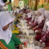 Uji coba pemberian makanan bergizi gratis bagi siswa sekolah dasar di Kabupaten Bandung kembali dilaksanakan, dengan SDN Citalaksana di Kampung Leuweung Datar, Kecamatan Cangkuang, Kabupaten Bandung, Rabu (23/10). Foto Agi