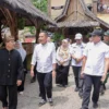 Pj Gubernur Jawa Barat, Bey Machmudin Didampingi Pj Wali Kota Cimahi, Dicky Saromi saat Berkunjung ke Kampung Adat Cireundeu (mong)