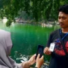 DIGITAL : Salah satu wisatawan saat membayar wahana perahu memanfaatkan QRIS di Telaga Biru Cicerem, Minggu (20/10). (Hendrik Muchlison)