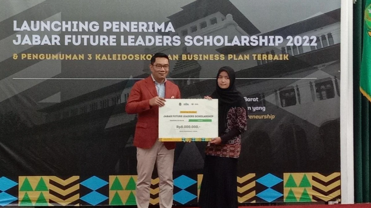 Jadi Atensi Gubernur, Sekda Jabar Pastikan Kisruh JFLS 2024 Terus Didalami Ist. Pemprov Jabar serahkan beasiswa JFSL 2022 melalui gubernur sebelumnya kepada masyarakat berprestasi. Dok. Jabar ekspres.