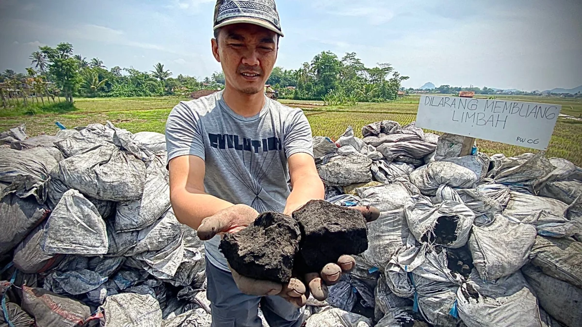 Industri dan Transporter Pembuang Limbah B3 di Bandung Barat Terancam Terjerat Hukum Salah satu masyrakat saat memperlihatkan limbah B3 jenis batu bara yang mencemari Kampung Rongga, Desa Cihampelas, Bandung Barat. Dok Jabar Ekspres