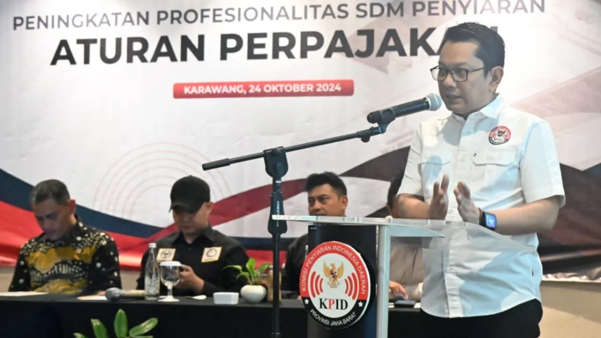 Tingkatkan Profesionalisme, KPID Gembleng Insan Penyiaran Materi Pajak Ketua KPID Jawa Barat Adiyana Slamet menyampaikan arahan kepada perwakilan insan penyiaran.