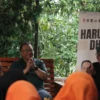 Haru Suandharu Tegaskan Keberpihakan Pengembangan Budaya, Visi Bandung Kota Kreatif Dunia Cawalkot Haru Suandharu saat disambut Kesenian Benjang dalam diskusi di Pasirjati, Ujungberung, Kamis (24/10)