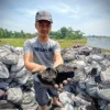 Salah satu masyrakat saat memperlihatkan limbah B3 jenis batu bara yang mencemari Kampung Rongga, Desa Cihampelas, Bandung Barat. Dok Jabar Ekspres