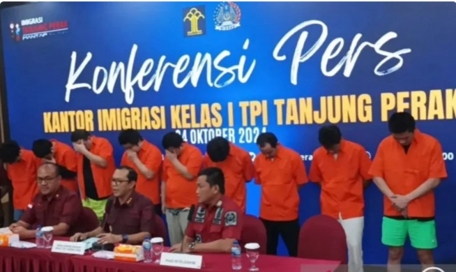 Komplotan Pelaku Penipuan Daring Asal China Dideportasi Imigrasi Perak Surabaya Kantor Imigrasi Kelas I Tempat Pemeriksaan Imigrasi Tanjung Perak, Surabaya, merilis sembilan orang WNA China yang akan dideportasi. (foto/ANTARA)