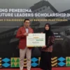 Ist. Penyaluran progam JFLS oleh gubernur jabar terdahulu Ridwan kamil kepada mahasiswa berprestasi. Dok Jabar Ekspres.