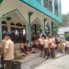 Sejumlah siswa SMA Bina Muda SMA Bina Muda di wilayah Desa Tenjolaya, Kecamatan Cicalengka, Kabupaten Bandung tengah berbondong-bondong memasuki Masjid untuk melaksanakan sholat berjamaah. (Yanuar/Jabar Ekspres)