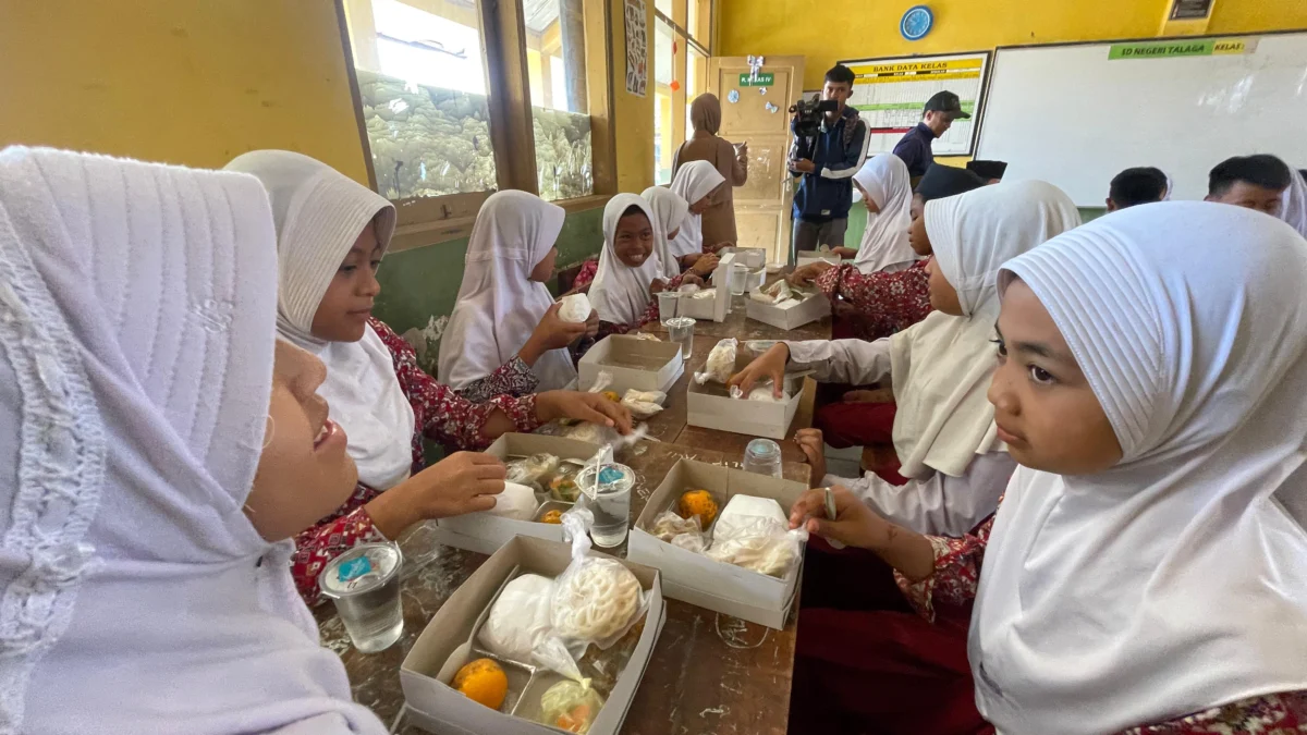 Uji Coba Makan Bergizi Gratis di Kabupaten Bandung Masuki Hari Kelima, Orang Tua Siswa: Bisa Bantu Ekonomi Kami Siswa SDN Talaga, Desa Cisondari, Kecamatan Pasirjambu, Kabupaten Bandung menjadi salah satu sekolah yang berkesempatan uji coba makan bergizi gratis, Jumat (25/10). Foto Agi