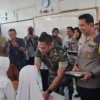 Kapolresta Bogor Kota, Kombes Pol Bismo Teguh Prakoso bersama Dandim 0606/Kota Bogor, Letkol Inf. Dwi Agung Prihanto saat membagikan makan siang bergizi di SDN Kebon Kopi 2, Kota Bogor, Jumat (25/10). (Yudha Prananda / Jabar Ekspres)