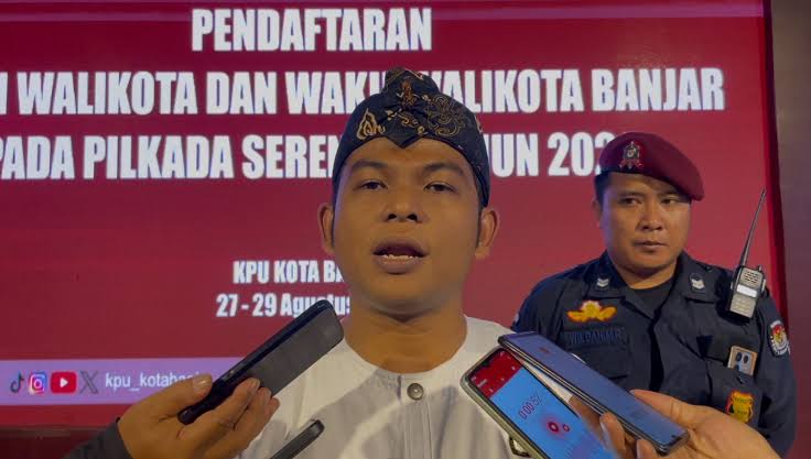 KPU Banjar akan Gelar Debat Paslon pada 5 November 2024 di Gedung GBI Ketua KPU Banjar Muhamad Mukhlis saat diwawancara oleh awak media belum lama ini. (Cecep Herdi/Jabar Ekspres)