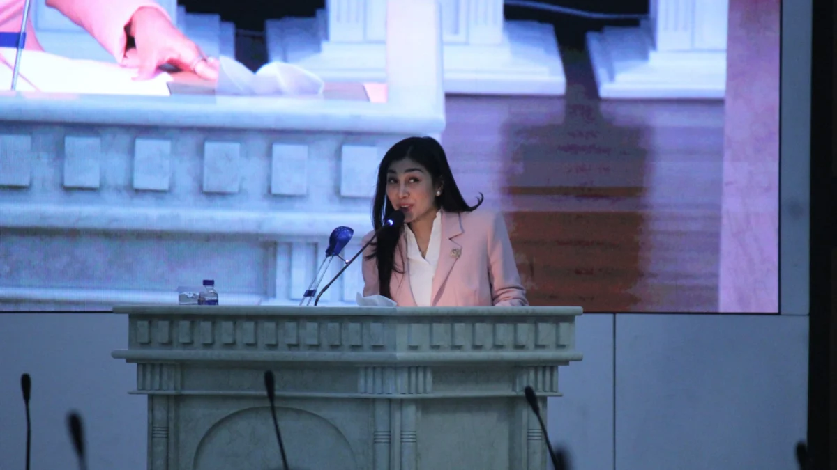 Anggota DPRD Jabar Fraksi PAN Nisya Ahmad saat membacakan Pandangan Umum Fraksi di rapat paripurna, Jumat (25/10).