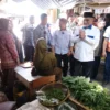 Calon Gubernur Jawa Barat (Jabar) nomor urut 3, Ahmad Syaikhu, yang berpasangan dengan Ilham Habibie dalam pasangan ASIH didampingi calon Wakil Bupati Sumedang nomor urut 1, H. Ridwan Solichin, melakukan kunjungan ke pasar tradisional Parakanmuncang di Desa Sindangpakuoan, Kecamatan Cimanggung.