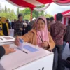 Salah satu warga Desa Jambudipa, Kecamatan Cisarua, Bandung Barat saat mengikuti simulasi pemungutan dan penghitungan suara di Rumah Sakit Jiwa (RSJ) Jabar. Sabtu (26/10). Dok Jabar Ekspres