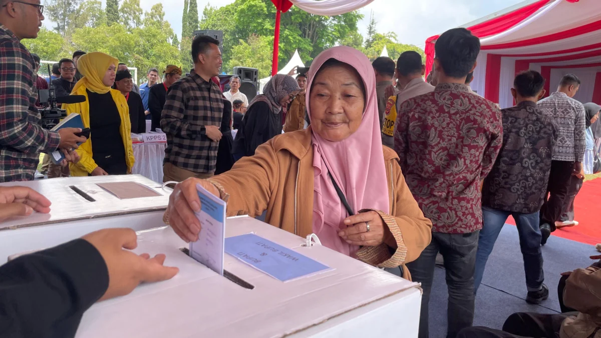 KPU Jabar Gelar Simulasi Pemungutan Suara, Ummi Wahyuni: Pemilih Disabilitas Diberi Perhatian Khusus Salah satu warga Desa Jambudipa, Kecamatan Cisarua, Bandung Barat saat mengikuti simulasi pemungutan dan penghitungan suara di Rumah Sakit Jiwa (RSJ) Jabar. Sabtu (26/10). Dok Jabar Ekspres