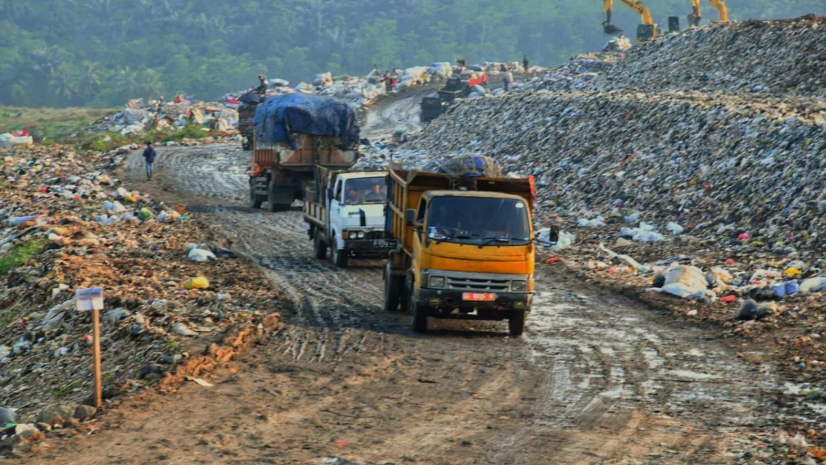 Ist. Truk pengangkut sampah dari bandung raya menuju TPA Sarimukti. Dok. Jabar Ekpres.
