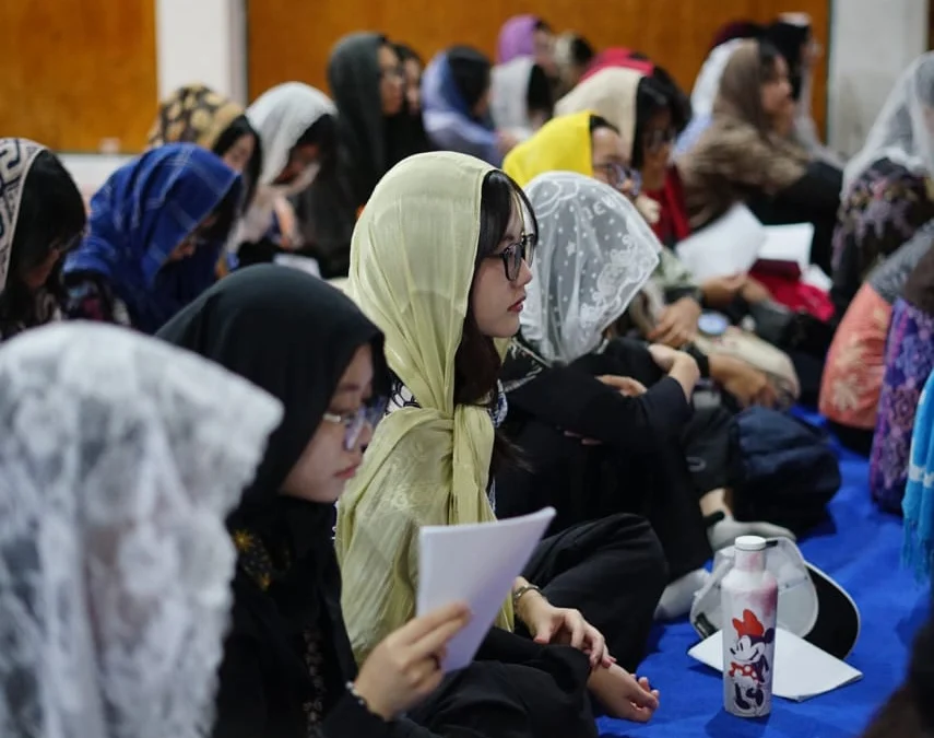 Para peserta berasal dari latar belakang agama Katolik dan Protestan, semua siswi yang mengikuti kuliah subuh mengenakan hijab sebagai bentuk penghormatan terhadap tradisi pesantren Darussalam Kabupaten Ciamis, Jawa Barat, Senin, 28 Oktober 2024. (Istimewa)
