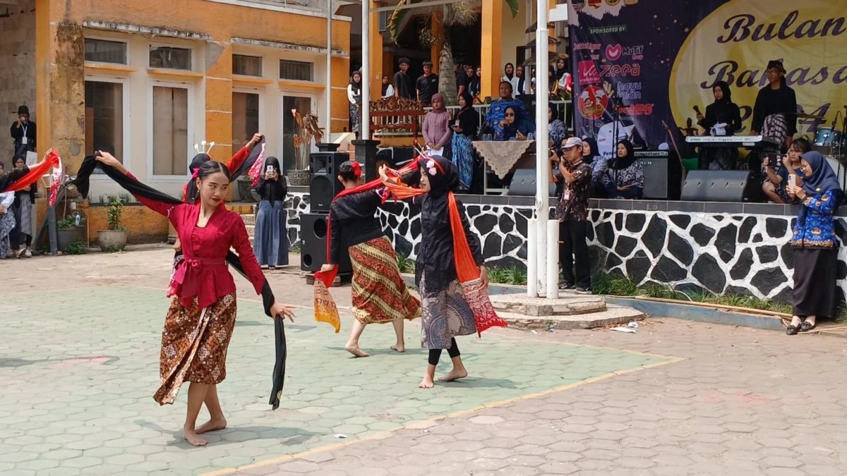 Panen Karya P5, Siswa Siswi SMKN 3 Cimahi Tampilkan Teater Kolosal Pelestarian Budaya dalam Bulan Bahasa Penampilan Tari Tradisional oleh Siswi SMKN 3 Cimahi di Panen Raya P5 dalam Bulan Bahasa (Mong)