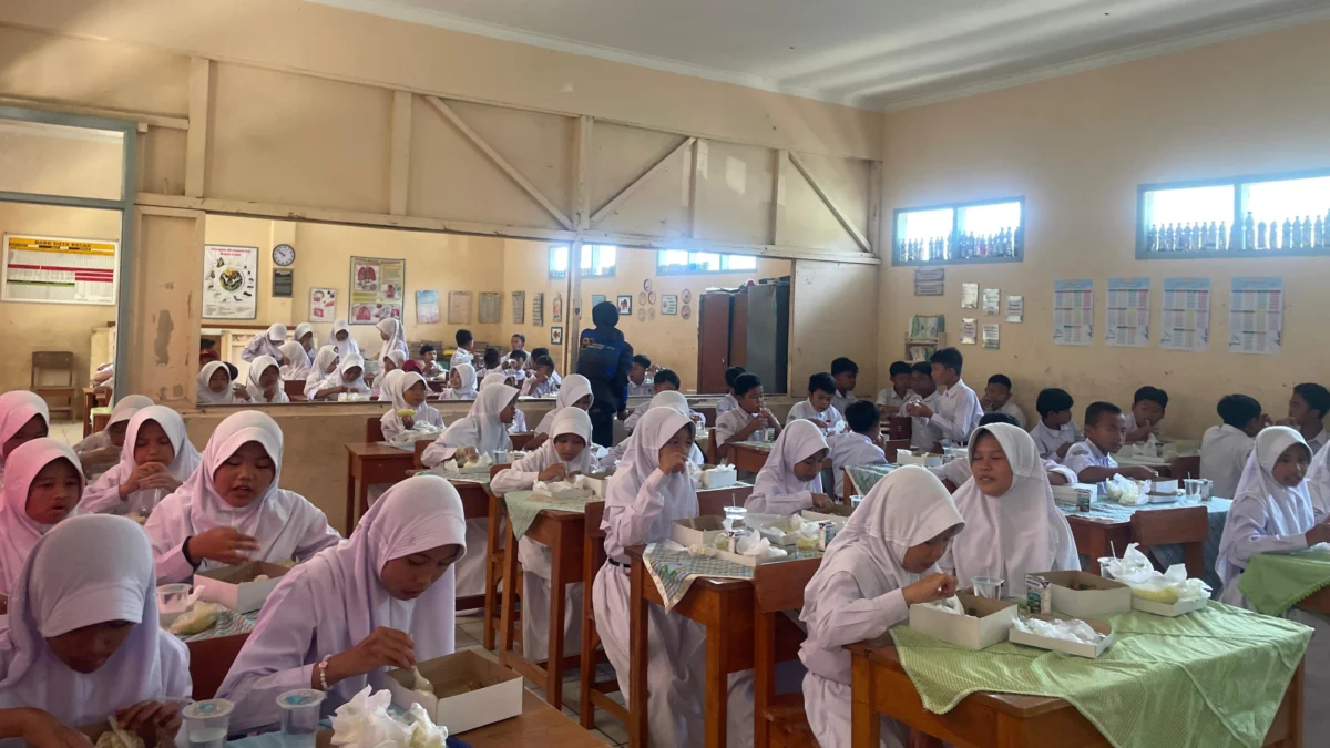 Program Uji Coba Makanan Gizi Gratis Kembali Dilaksanakan di Kutawaringin, Disdik Kabupaten Bandung: Bantu Mengurangi Biaya Jajan Siswa Siswa SDN Kutawaringin saat menyantap makanan bergizi gratis. Foto Agi
