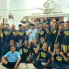 Calon Wali Kota Banjar nomor urut 4, Bambang Hidayat (kemeja kotak-kotak) bersama relawan pendukungnya berfoto bersama dal sebuah acara konsolidasi belum lama ini di Kota Banjar. (Istimewa)
