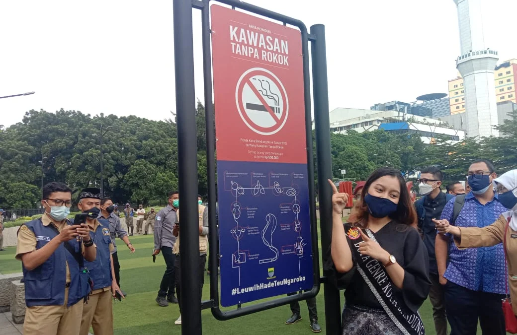 Masih Jauh dari Target, Pemkot Bandung Dorong KTR dari Lingkungan Terdekat Ilustrasi: Duta GEnre berfoto di plang penanda Kawasan Tanpa Rokok, di Alun-alun Kota Bandung. (Dok. Jabar Ekspres)