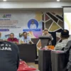 Pj Wali Kota Banjar Ida Wahida Hidayati membuka bimbingan tekhnis budidaya ikan dan pembuatan pakan mandiri untuk meningkatkan produksi ikan, pada Selasa 29 Oktober 2024. (Cecep Herdi/Jabar Ekspres)