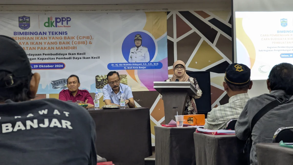 Kebutuhan Ikan di Kota Banjar Tinggi, Produksi Rendah Pj Wali Kota Banjar Ida Wahida Hidayati membuka bimbingan tekhnis budidaya ikan dan pembuatan pakan mandiri untuk meningkatkan produksi ikan, pada Selasa 29 Oktober 2024. (Cecep Herdi/Jabar Ekspres)