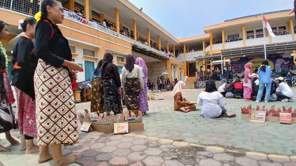 Semarakan Bulan Bahasa dengan Pelestarian Seni Tradisi Sunda di SMKN 3 Cimahi dengan Penuh Kemeriahan (mong)