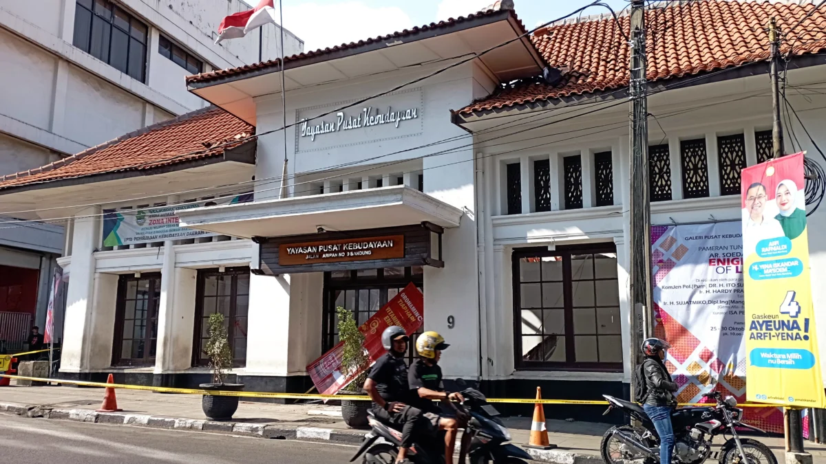 Atap Gedung YPK Roboh, Pemprov Jabar akan Asesmen Gedung secara Menyeluruh Dok. Kondisi Gedung YPK di Jl Naripan, Kota Bandung pasca atap bagian depan Roboh. Selasa (29/10). Foto. Sandi Nugraha.