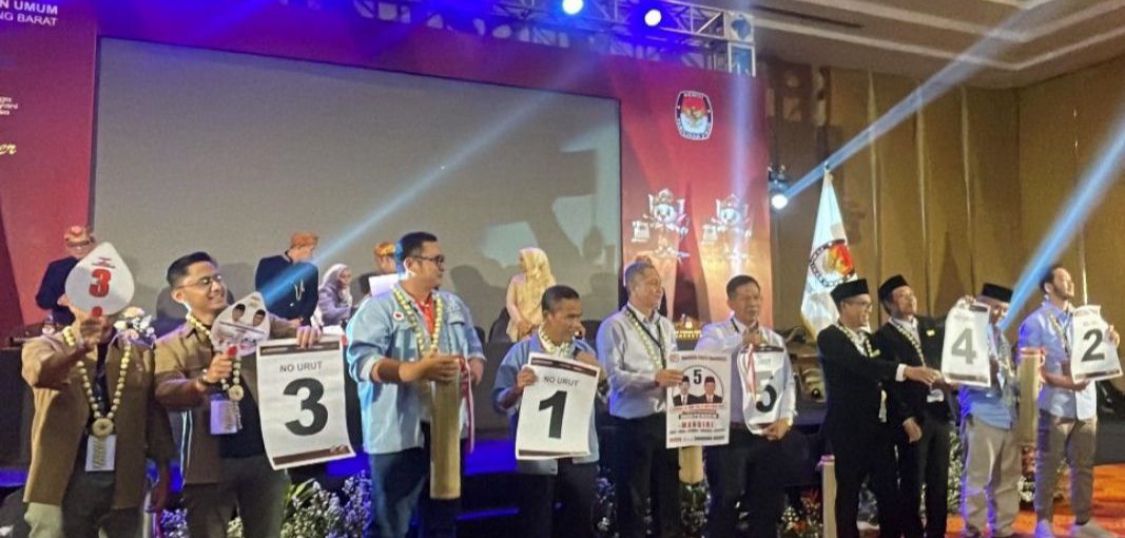 Pengamat Politik Sebut Normalisasi Pelanggaran Pilkada Tidak Dibenarkan Lima paslon bupati dan wakil bupati Bandung Barat saat menerima nomor peserta Pilkada. Dok Jabar Ekspres