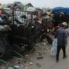Sampah mulai kian menumpuk di sejumlah tempat pembuangan sementara di Kota Bandung.