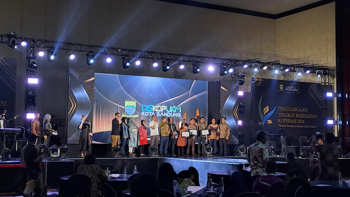 Dinas Koperasi dan UKM Kota Bandung Menggelar Acara 'Penghargaan Tingkat Kesehatan Koperasi 2024' Dinas Koperasi dan UKM Kota Bandung Menggelar Acara 'Penghargaan Tingkat Kesehatan Koperasi 2024'