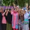 Calon Wakil Wali Kota Bogor, Nomor Urut 1, Melli Darsa bersama sejumlah warga. (Yudha Prananda / Jabar Ekspres)