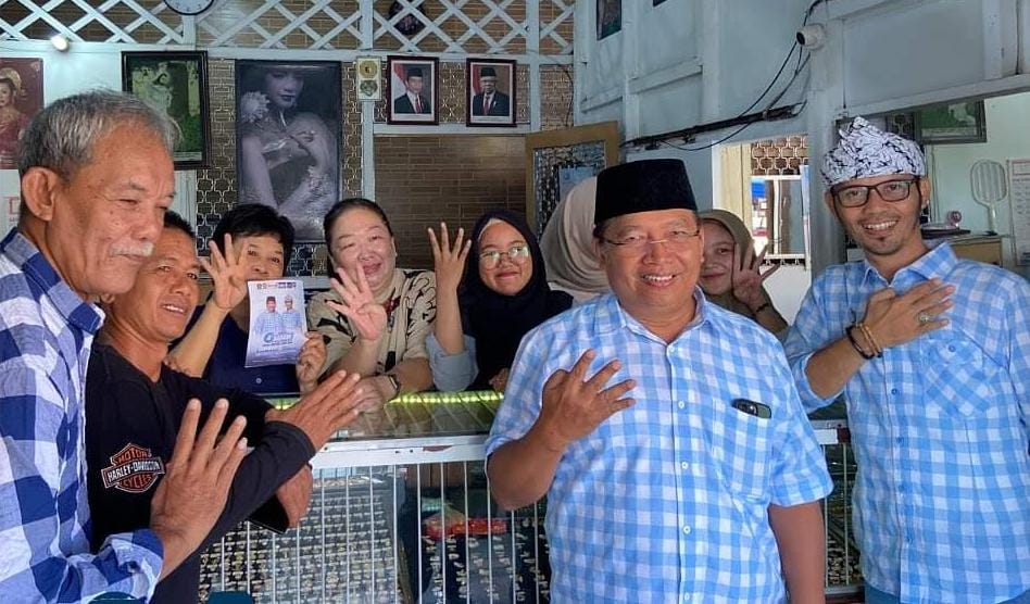 Pasangan Badami Percaya Diri Atasi Kesulitan Keuangan Daerah Bambang Hidayah (dua kanan) dan Dani Danial Muhklis (kanan) optimis bisa memulihkan keuangan daerah jika terpilih menjadi Wali Kota dan Wakil Wali Kota Banjar lima tahun mendatang. (Cecep Herdi/Jabar Ekspres)