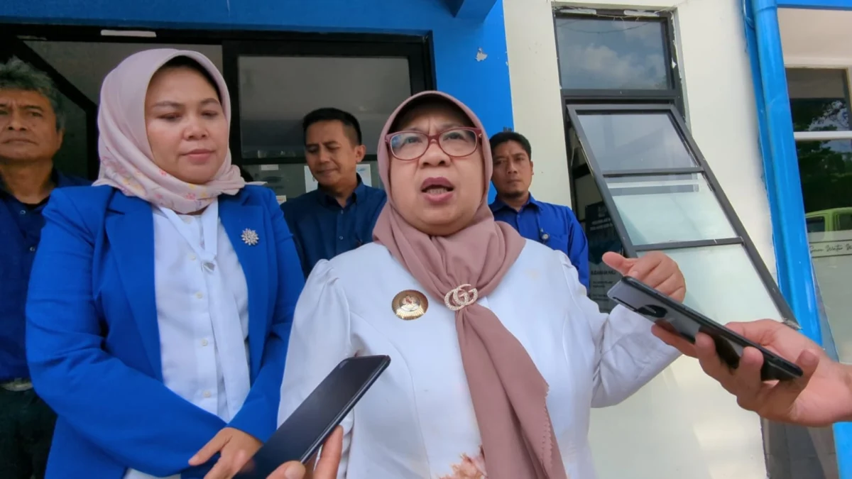Tirta Anom Targetkan Produksi Air Kemasan 7 Ribu Dus per Bulan pada Tahun 2025 Pj Wali Kota Banjar Ida Wahida Hidayati (kanan) bersama Direktur Perumdam Tirta Anom Banjar usai rapat rencana kerja tahun 2025, Rabu 30 Oktober 2024. Trita Anom Banjar akan menaikan produki air kemasan gelas pada tahun depan. (Cecep Herdi/Jabar Ekspres)